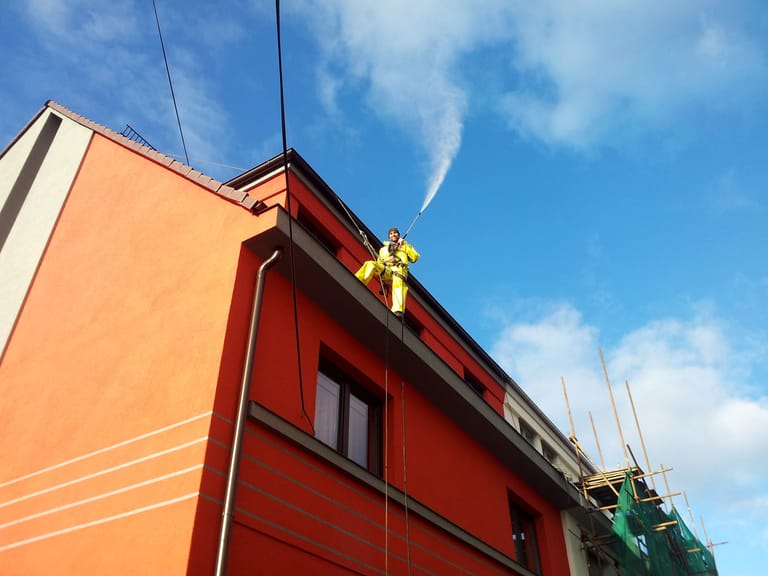 Washing the facade with pressurized water