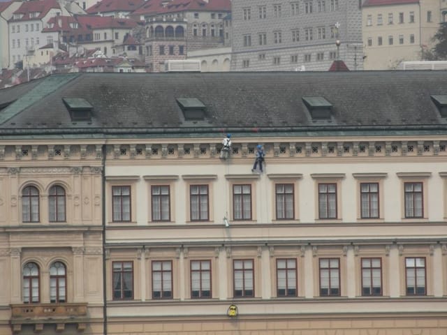 Facade cleaning at height