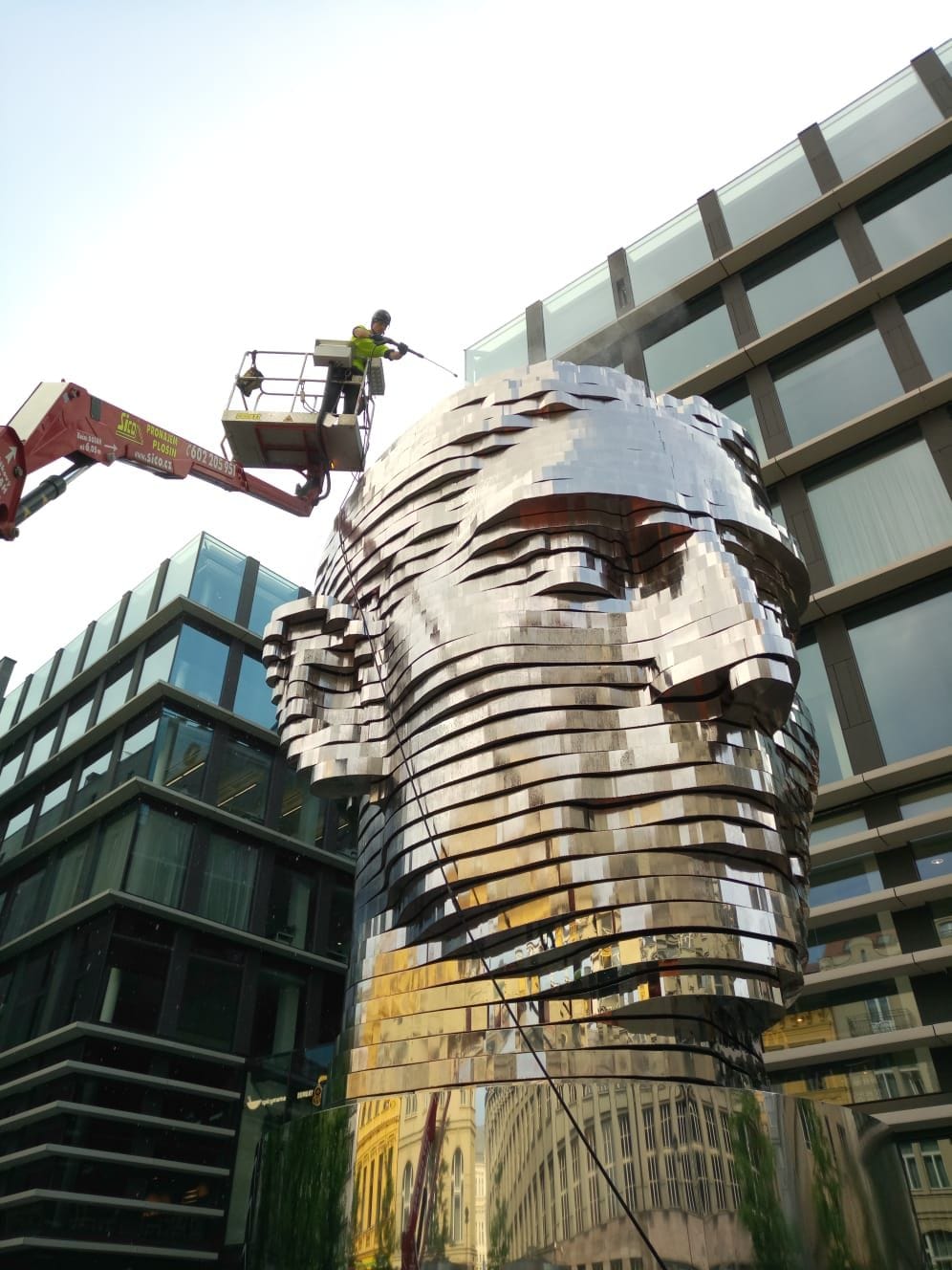 Pressure cleaning of the statue
