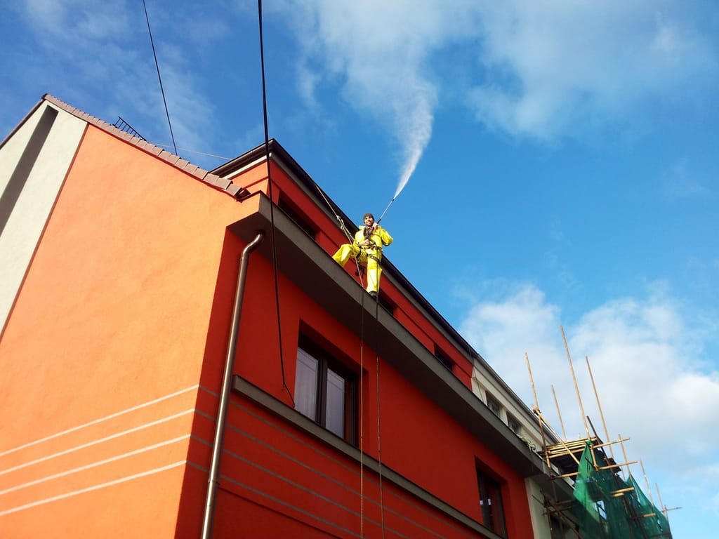 Cleaning the facade