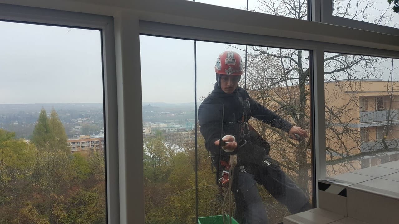 Window washing on a rope