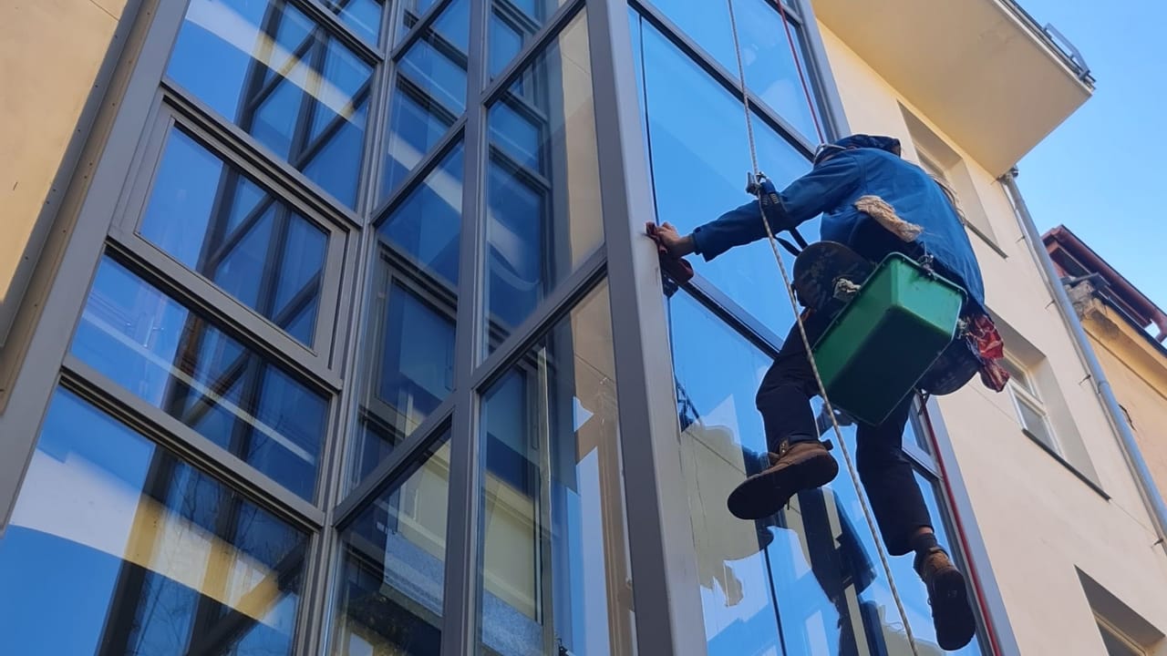Washing the glass elevator on a rope