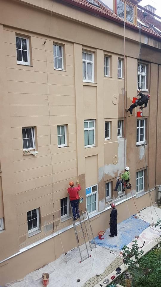 Repair of the facade on a rope