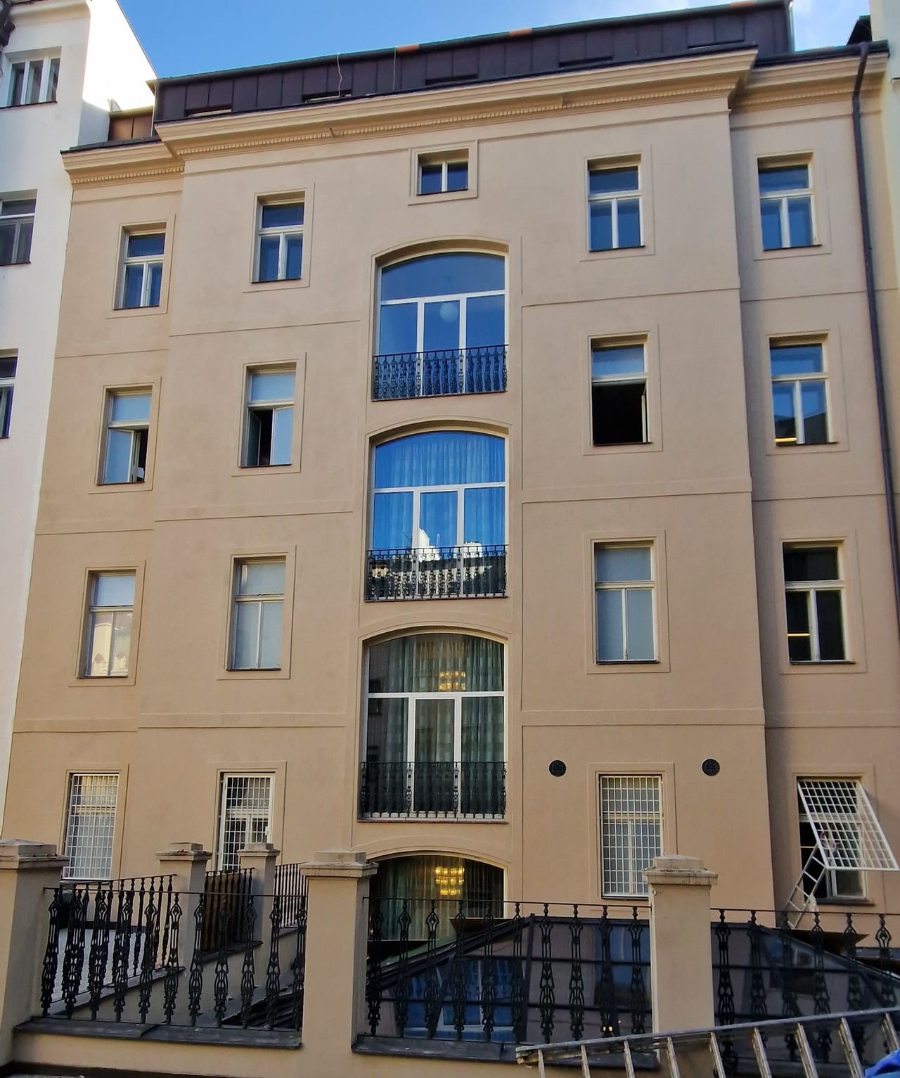 Painted facade on rope