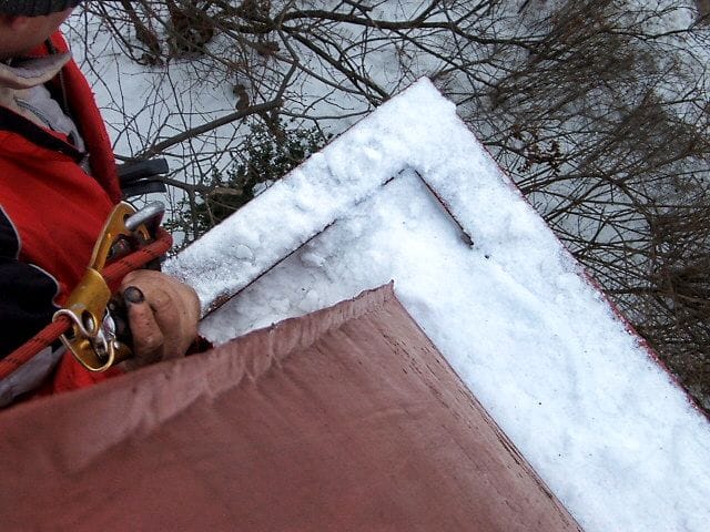 How to proceed with a snow overhang on the edge of the roof?