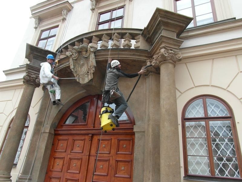 Cleaning spiders on the facade